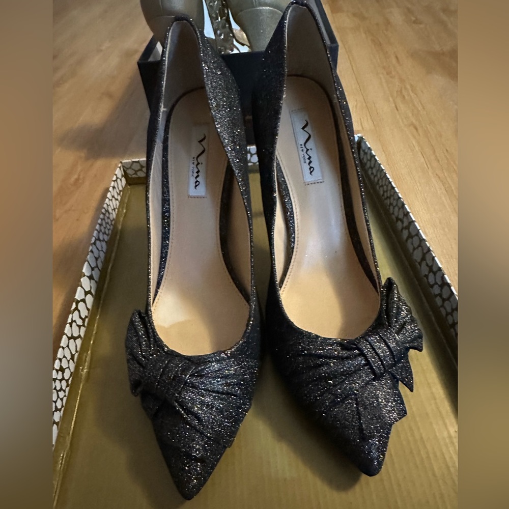 Beautiful Nina pewter sparkly dress shoe.